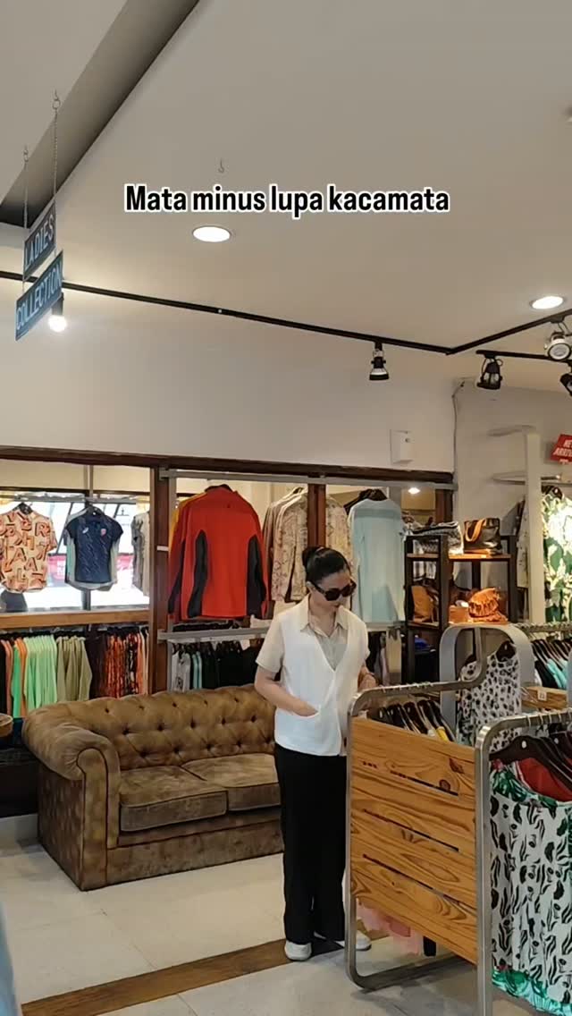 Efek lupa kacamata 🤭🤣

#lucu #fypシ❤️💞❤️ #viral #bogor #outlet